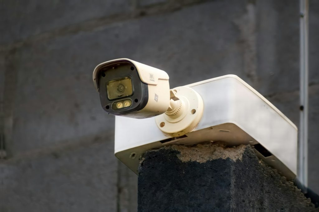 Caméra discrète sur un mur