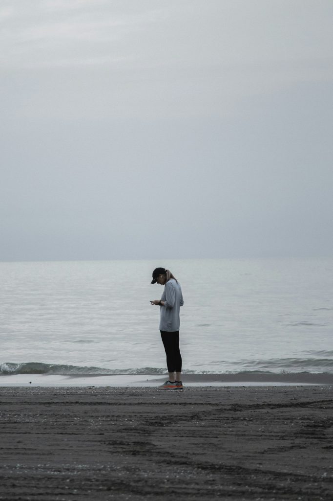 Coup d'œil au téléphone sur la plage