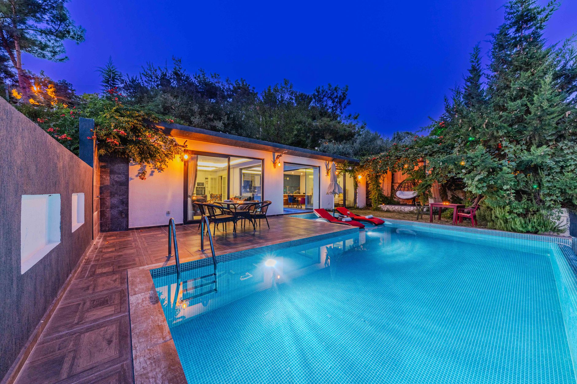 Villa tropicale et piscine au crépuscule