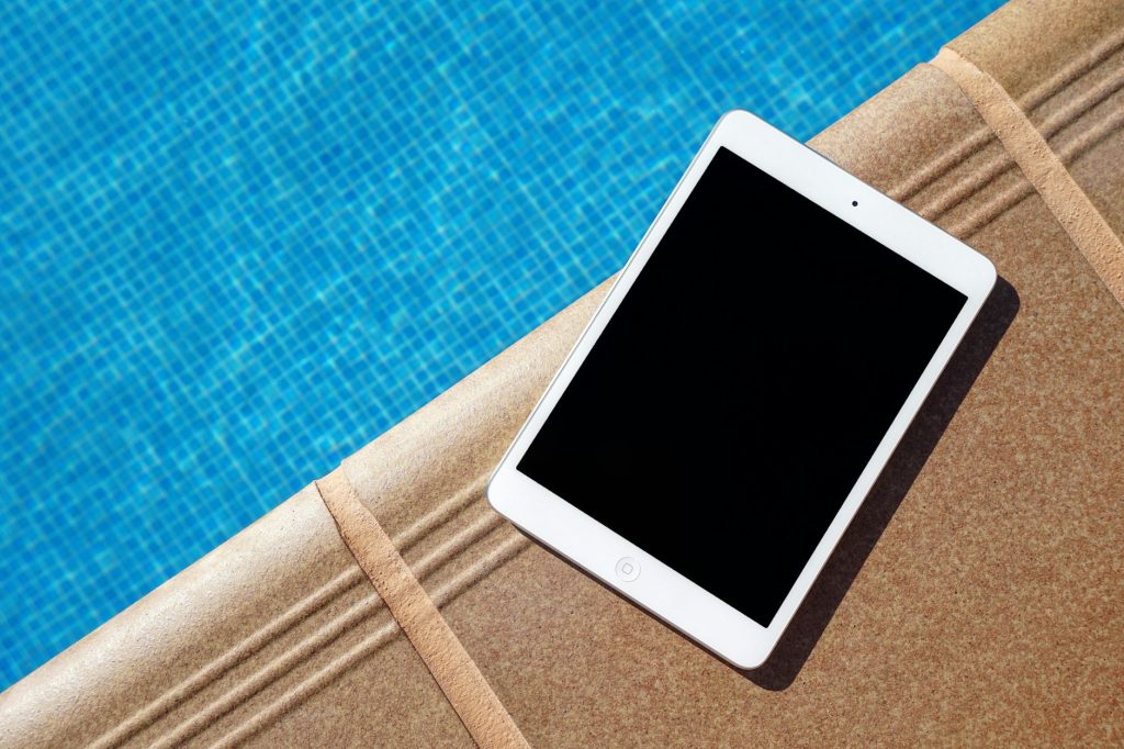 Tablette au bord d'une piscine