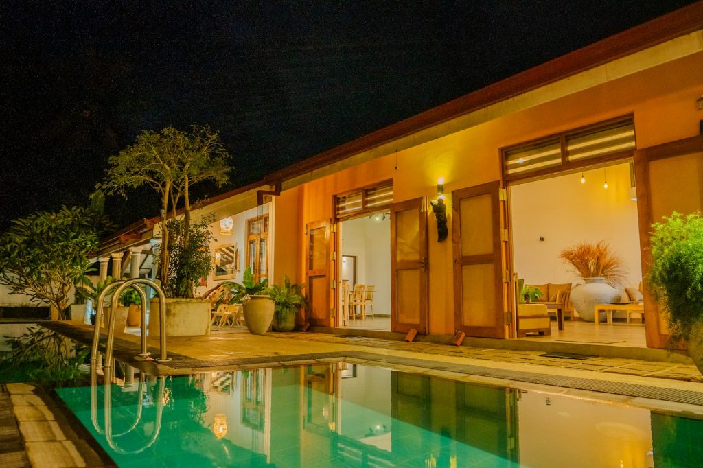Piscine illuminée la nuit