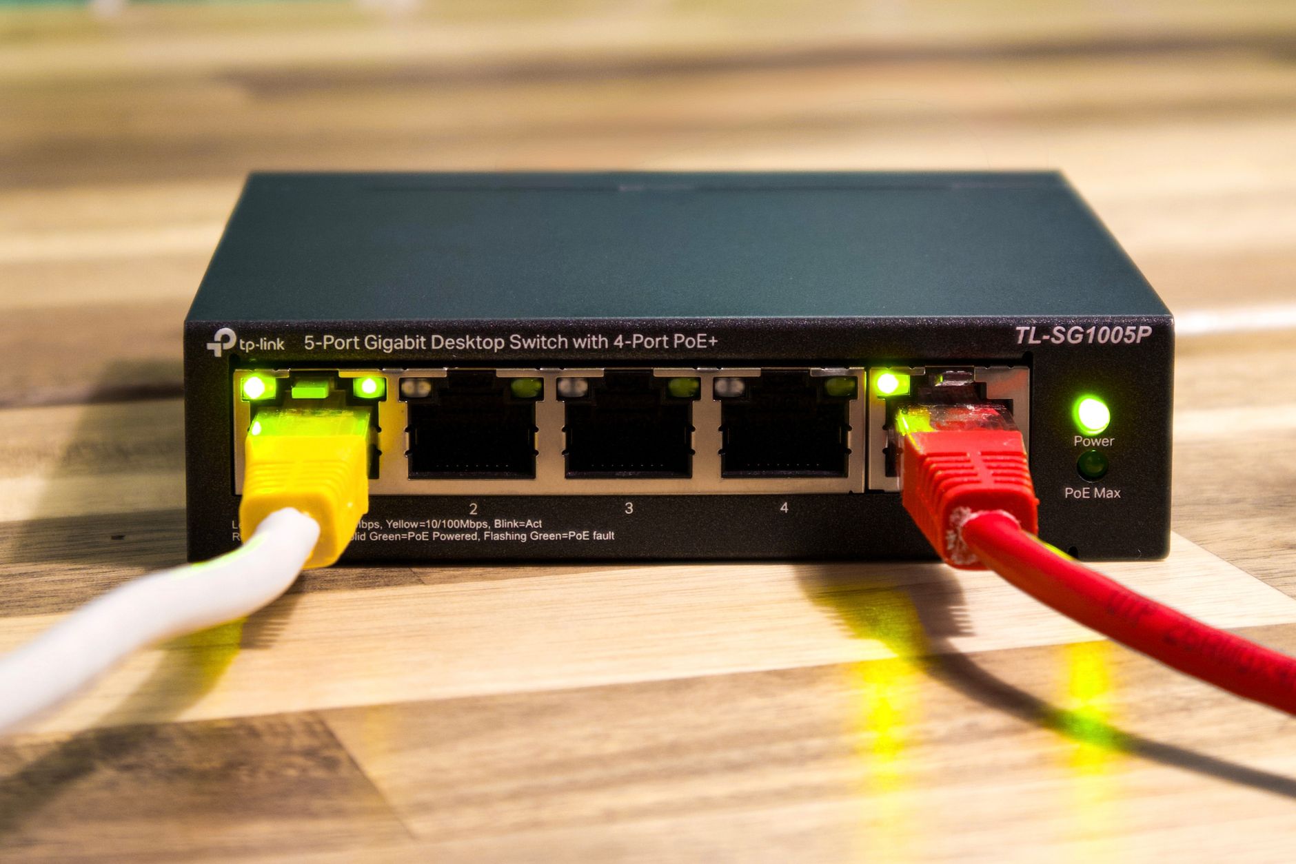 Switch Ethernet et câbles réseau dans une maison dans la Caraïbe