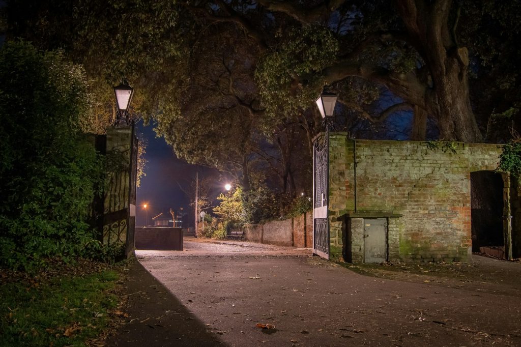 Portail éclairé la nuit