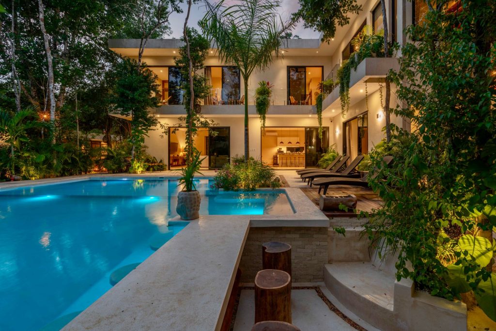 Villa moderne, piscine et jardin tropical