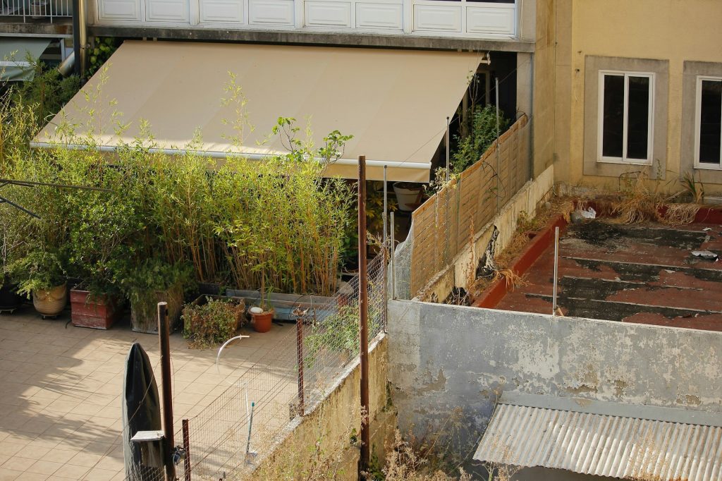 Terrasse de café ombragée