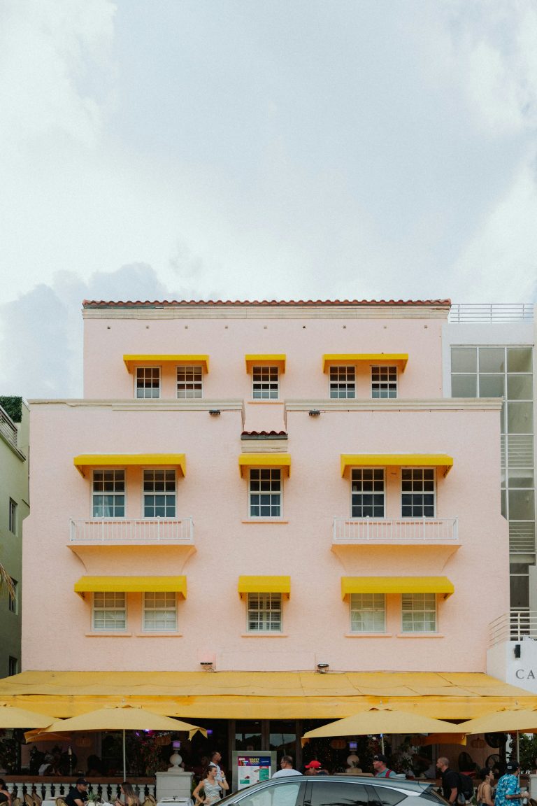Façade colorée avec stores jaunes