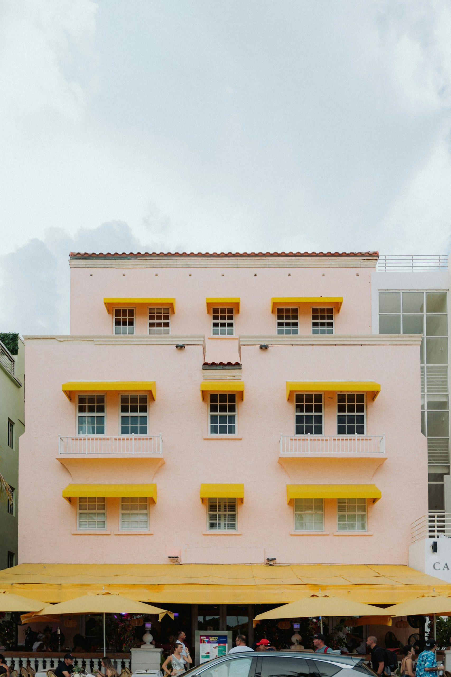 Façade colorée avec stores jaunes