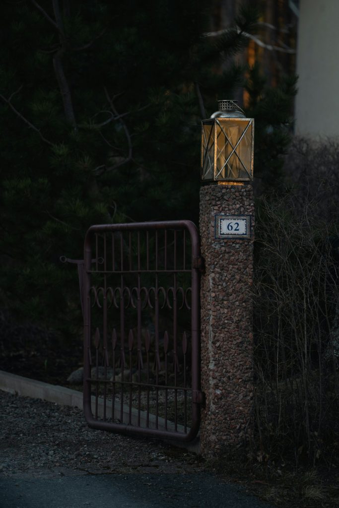 Portail éclairé avec numéro de rue